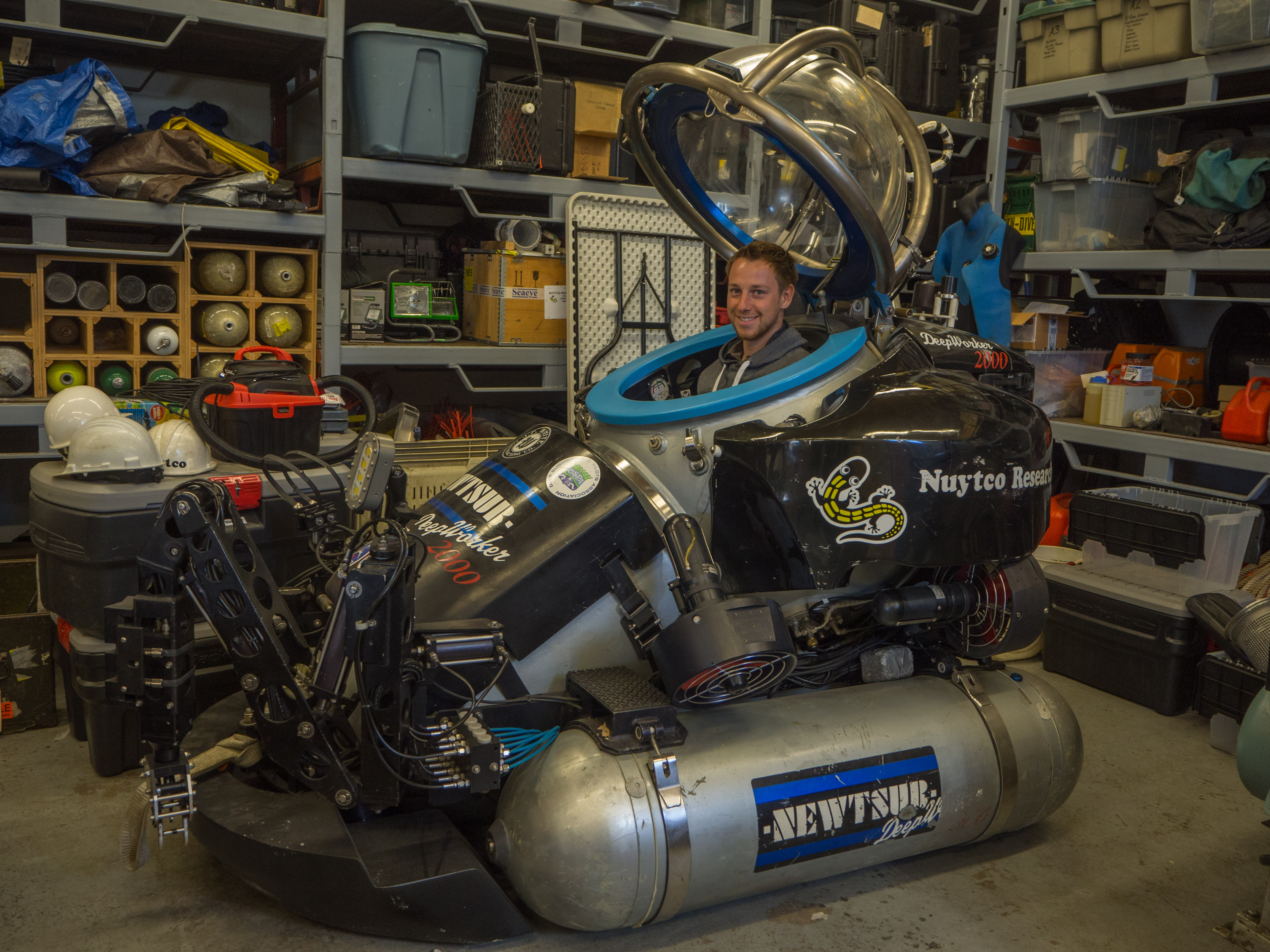 The deep ranger allows to explore the ocean to a depth of 2000 feet.